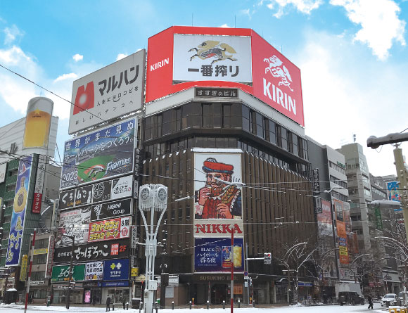 札幌すすきのビル キリンビール広告塔